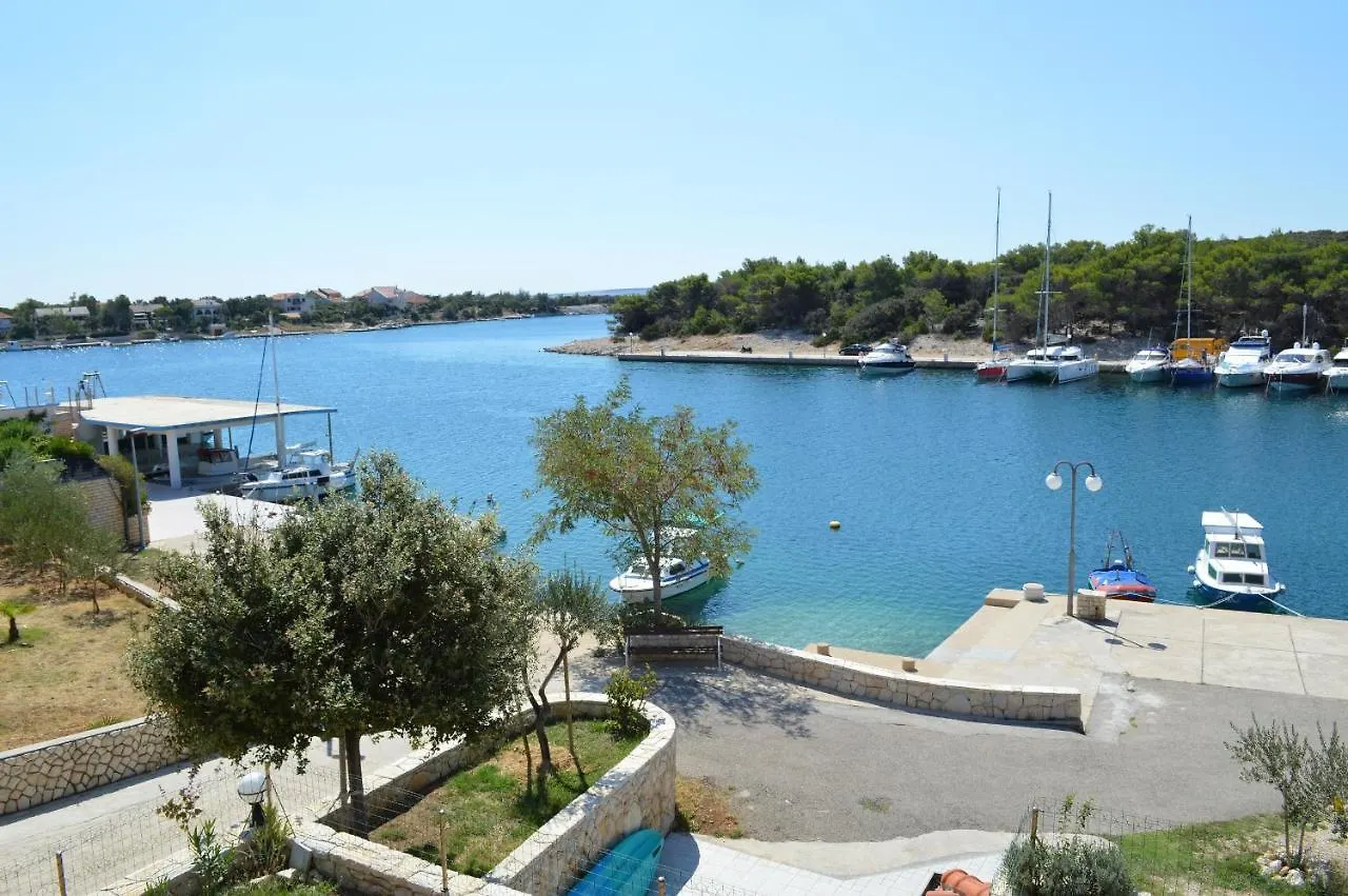 Beachfront Lovro Apartment Simuni 0*,