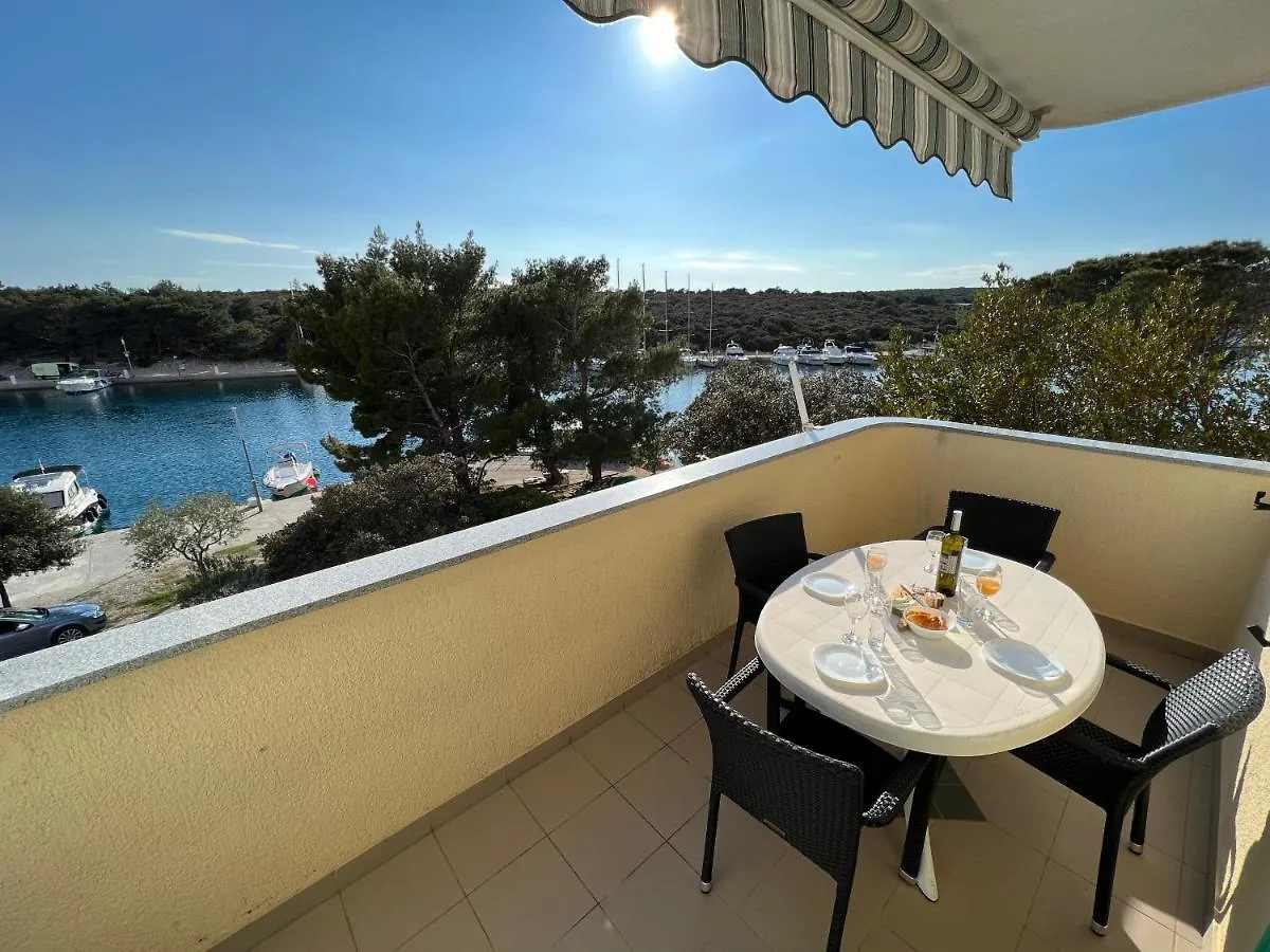 Beachfront Lovro Apartment Simuni