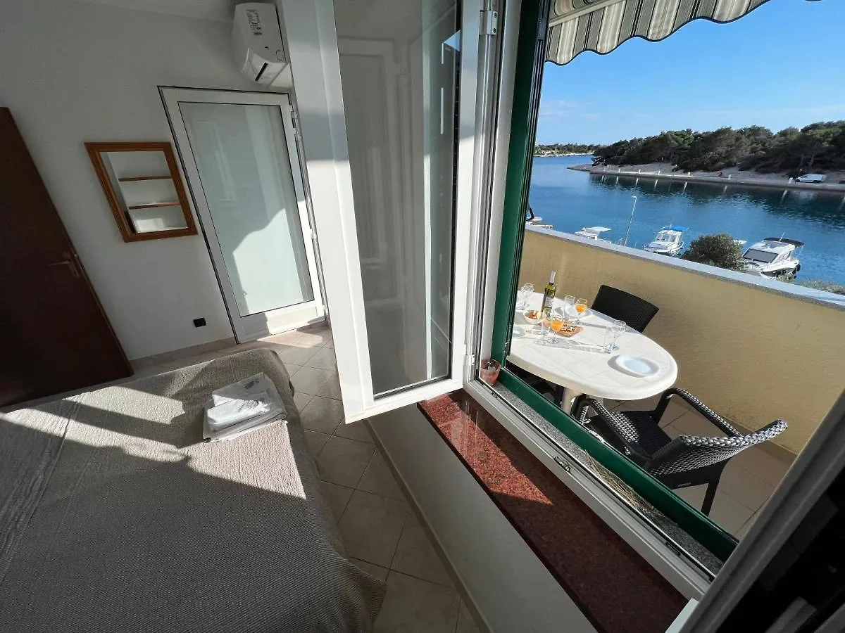 Beachfront Lovro Apartment Simuni Guest house