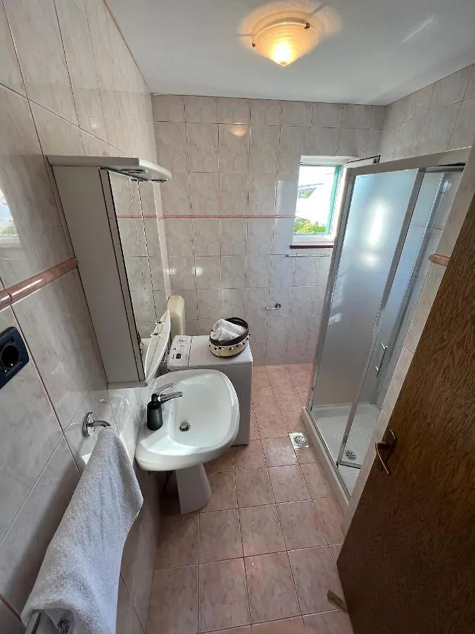 Beachfront Lovro Apartment Simuni