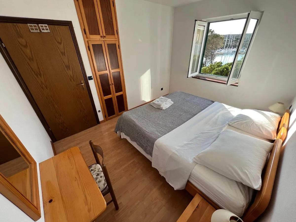 Beachfront Lovro Apartment Simuni Guest house
