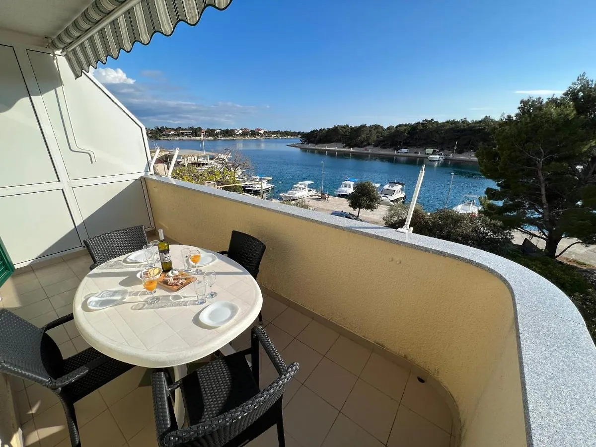 Guest house Beachfront Lovro Apartment Simuni Croatia