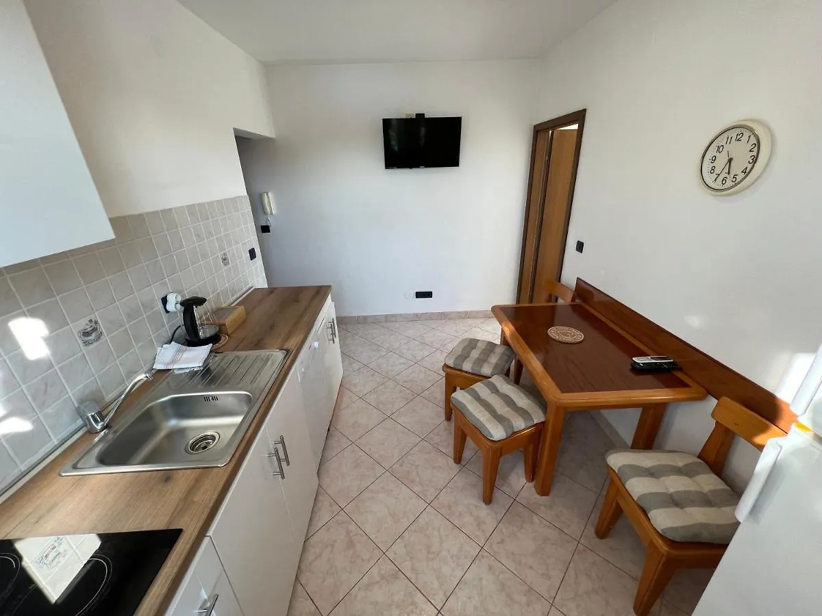 Beachfront Lovro Apartment Simuni Guest house