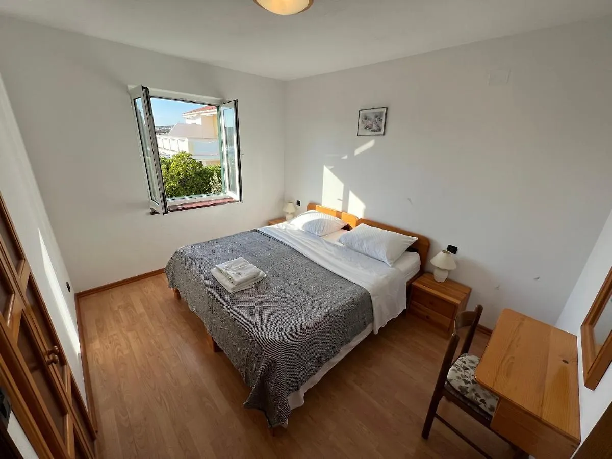 Beachfront Lovro Apartment Simuni Guest house