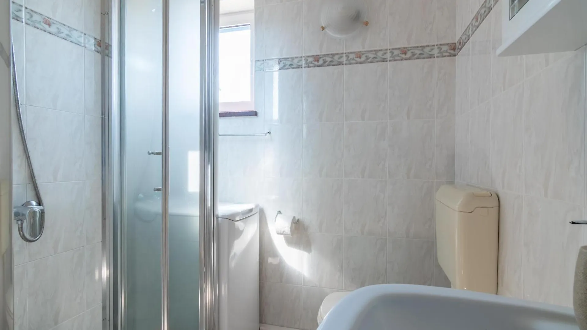 Beachfront Lovro Apartment Simuni Guest house