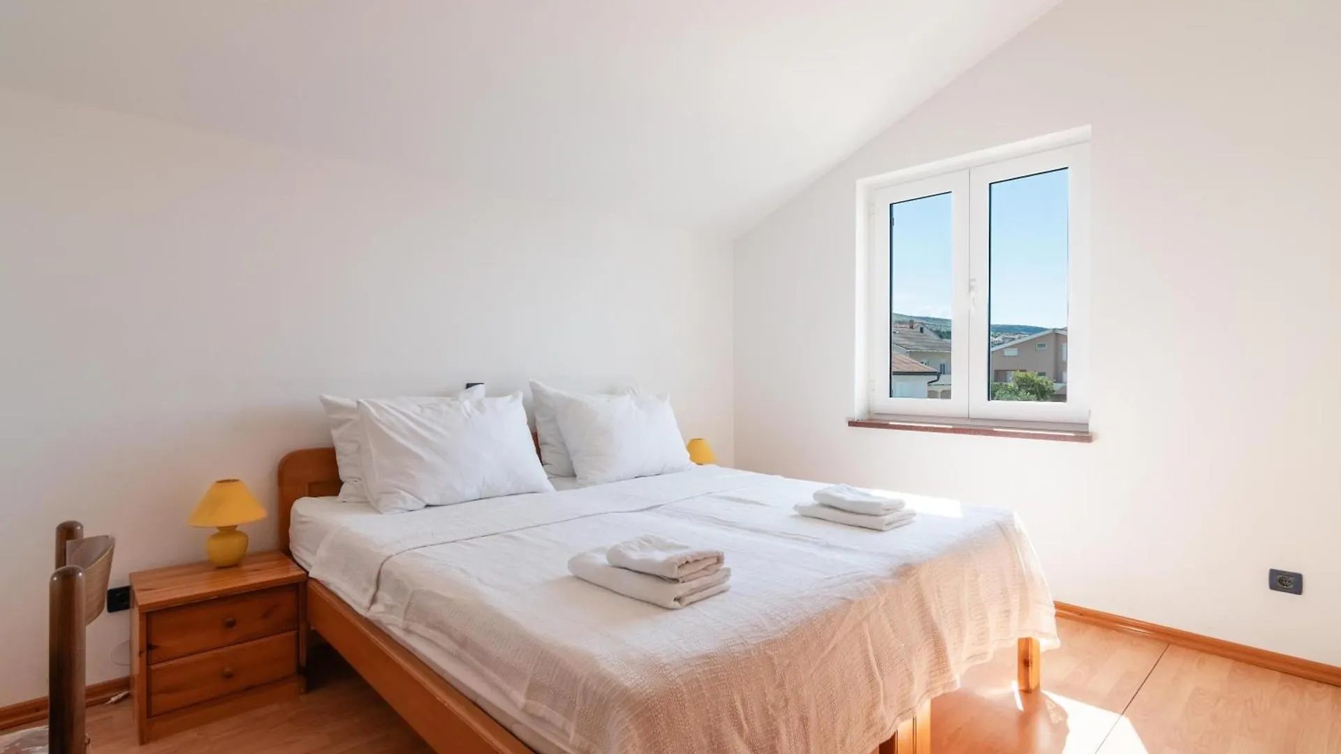 Beachfront Lovro Apartment Simuni Guest house