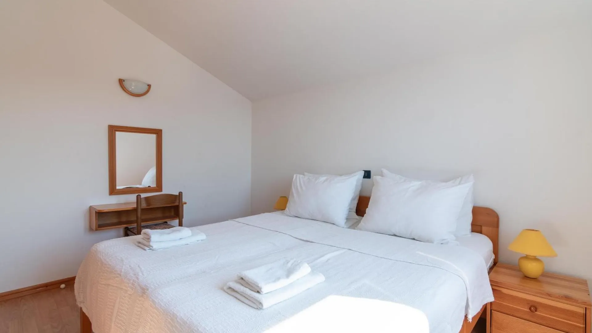 Guest house Beachfront Lovro Apartment Simuni