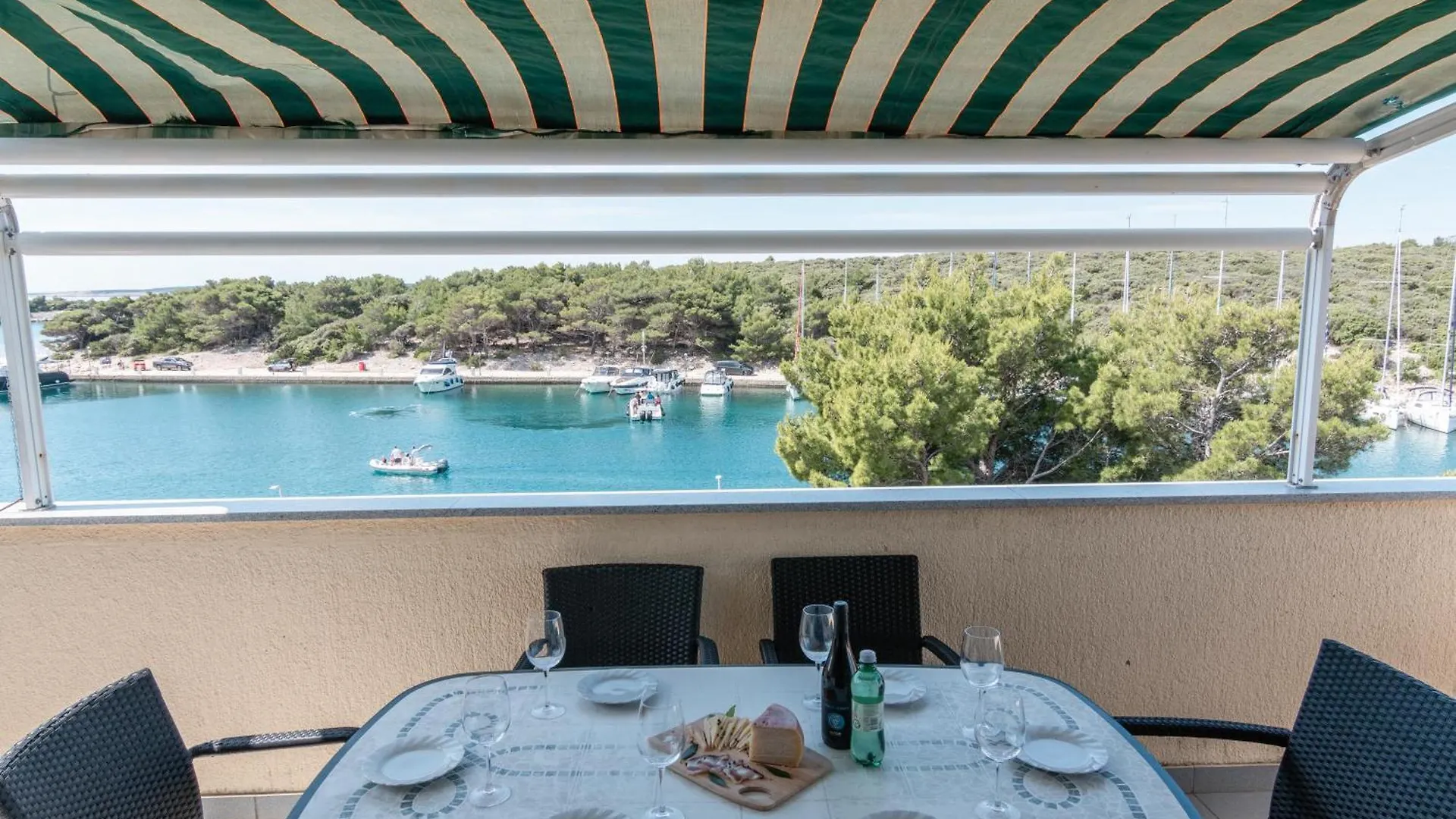 Beachfront Lovro Apartment Simuni 0*,  Croatia