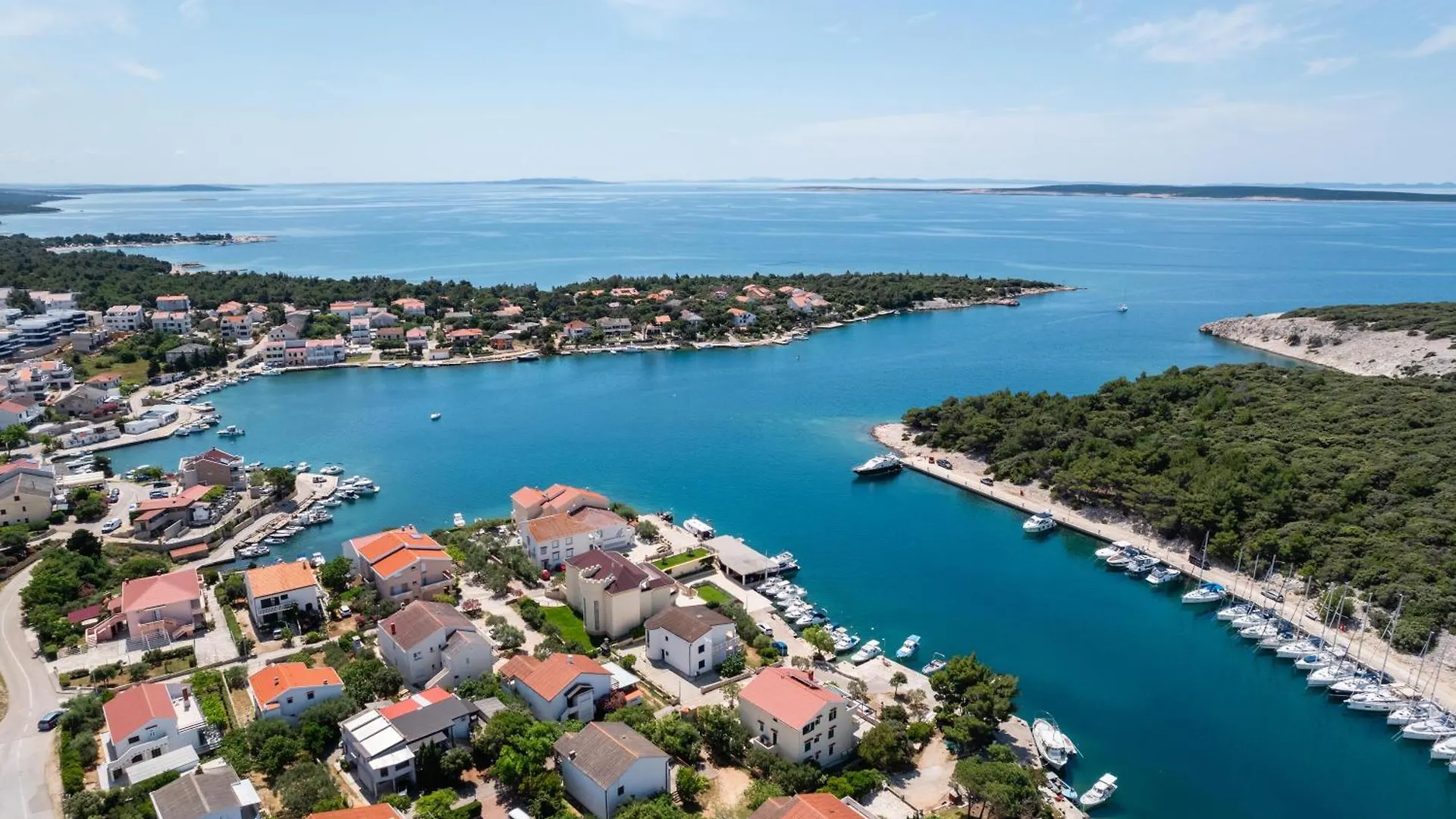 Beachfront Lovro Apartment Simuni