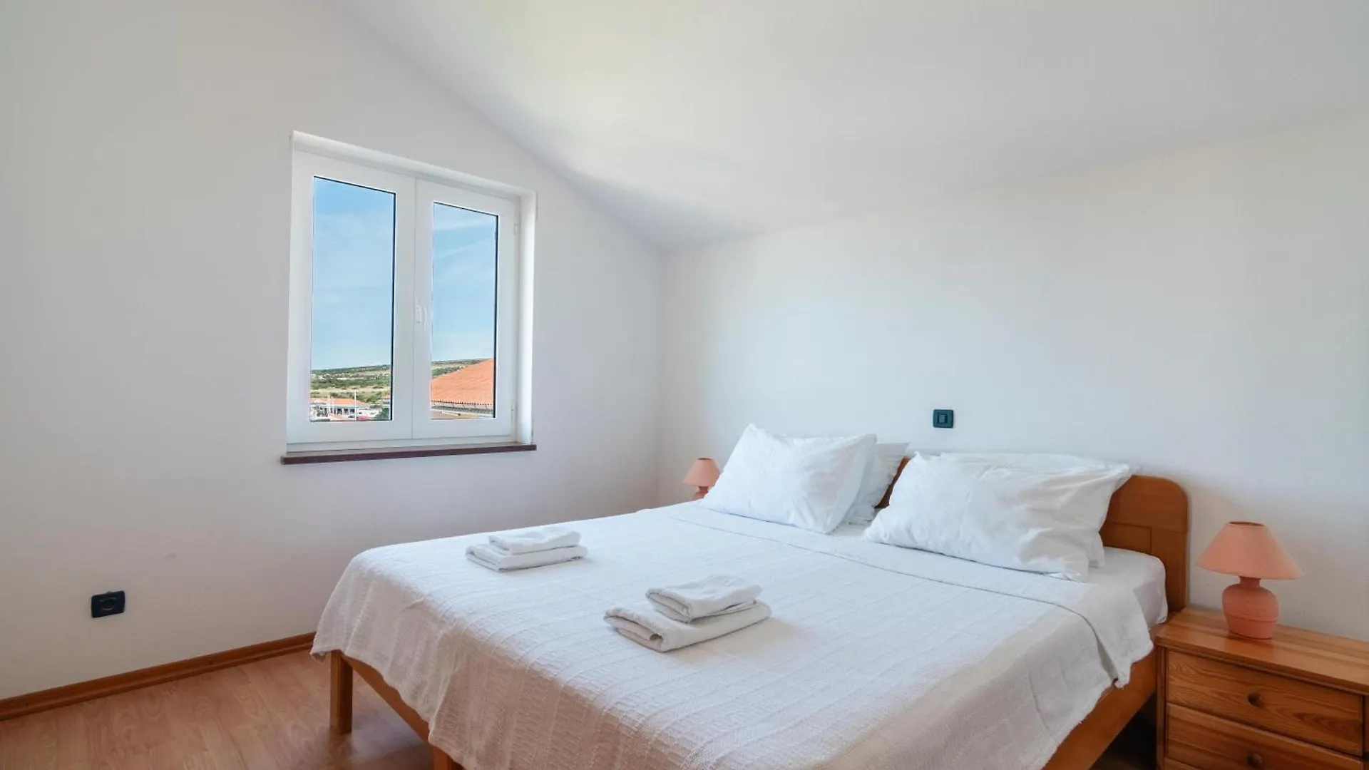 Beachfront Lovro Apartment Simuni 0*,  Croatia