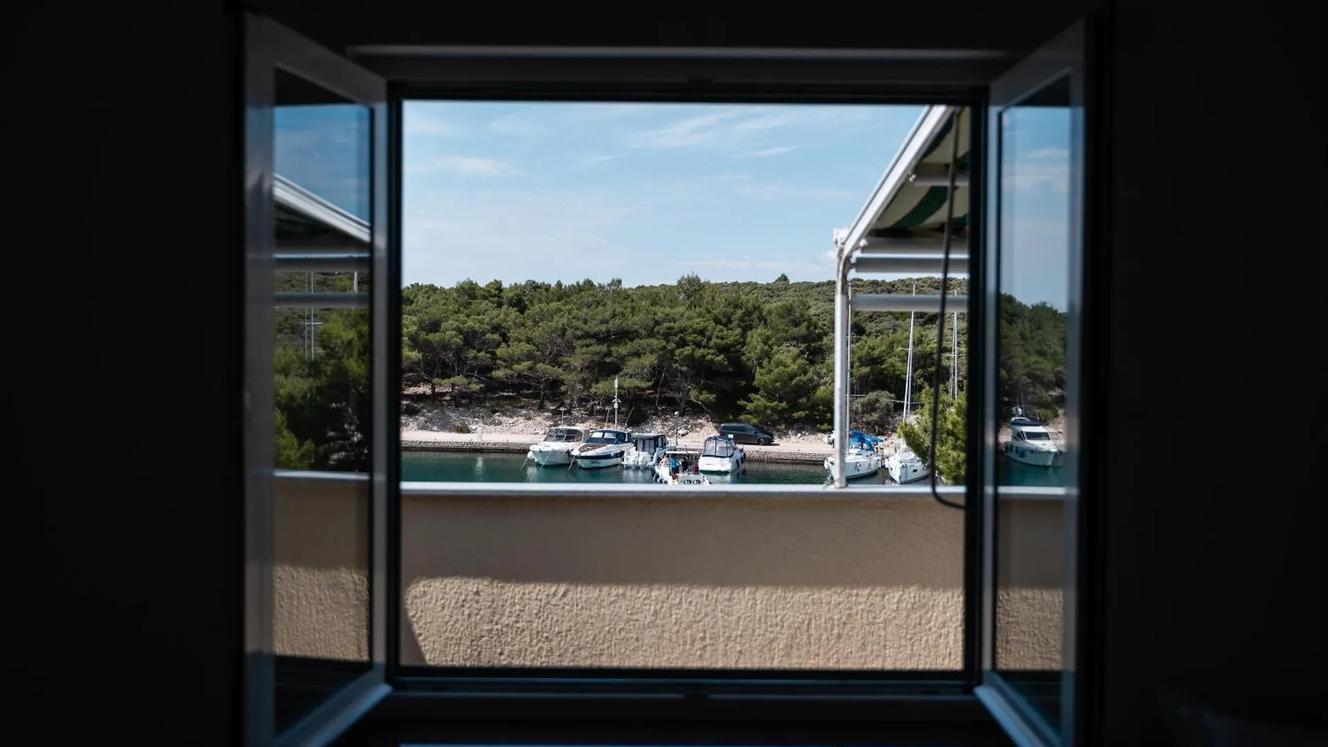 Beachfront Lovro Apartment Simuni 0*,  Croatia