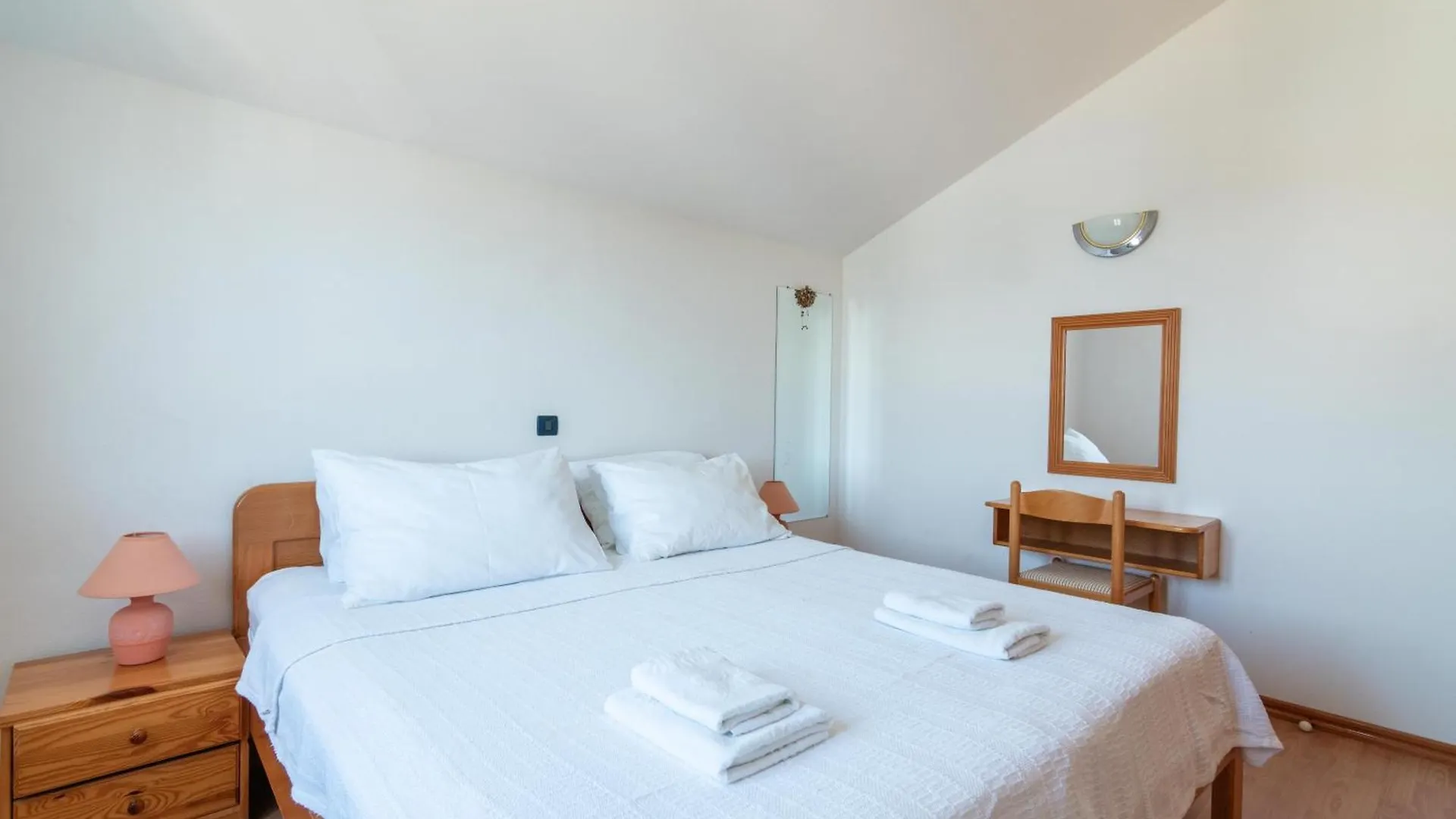 Guest house Beachfront Lovro Apartment Simuni