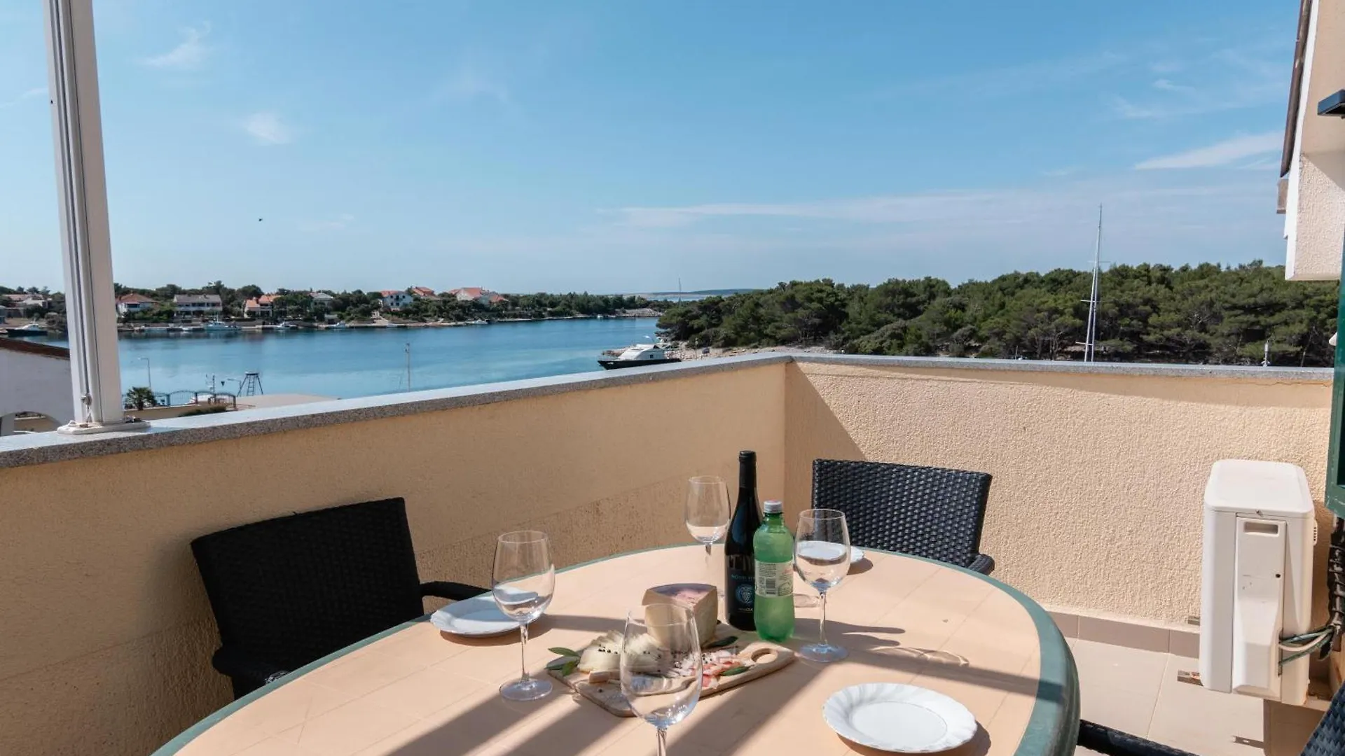 Beachfront Lovro Apartment Simuni