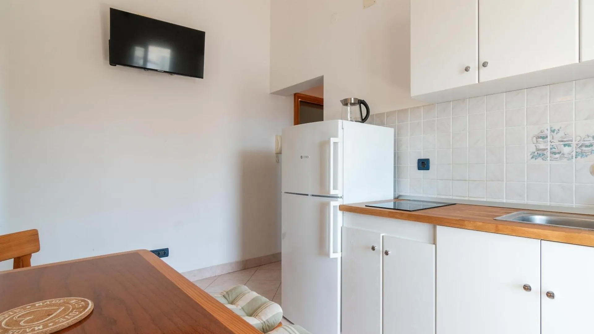 Beachfront Lovro Apartment Simuni Croatia