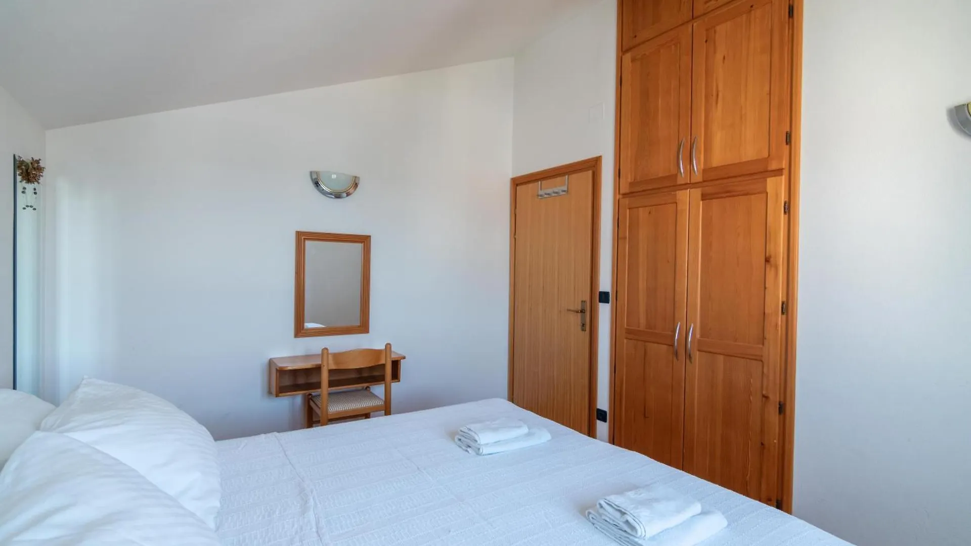 Guest house Beachfront Lovro Apartment Simuni