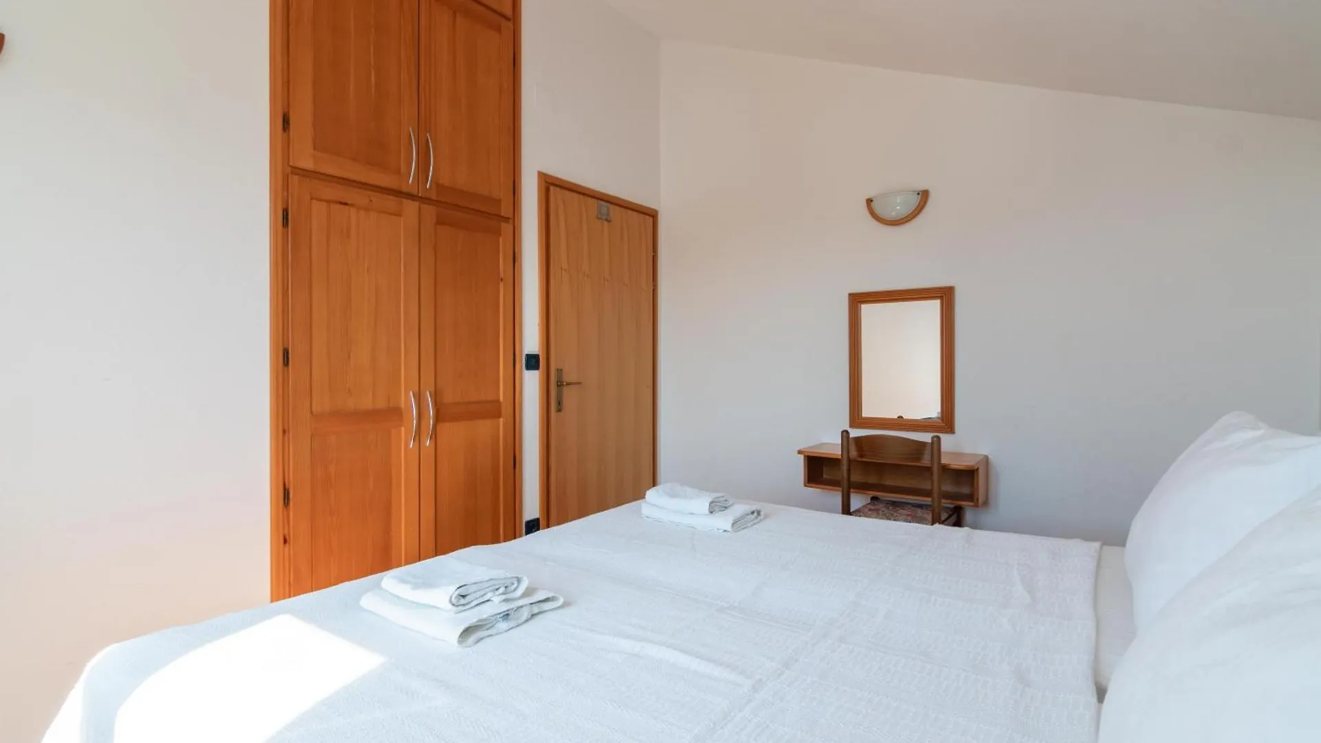 Beachfront Lovro Apartment Simuni Guest house