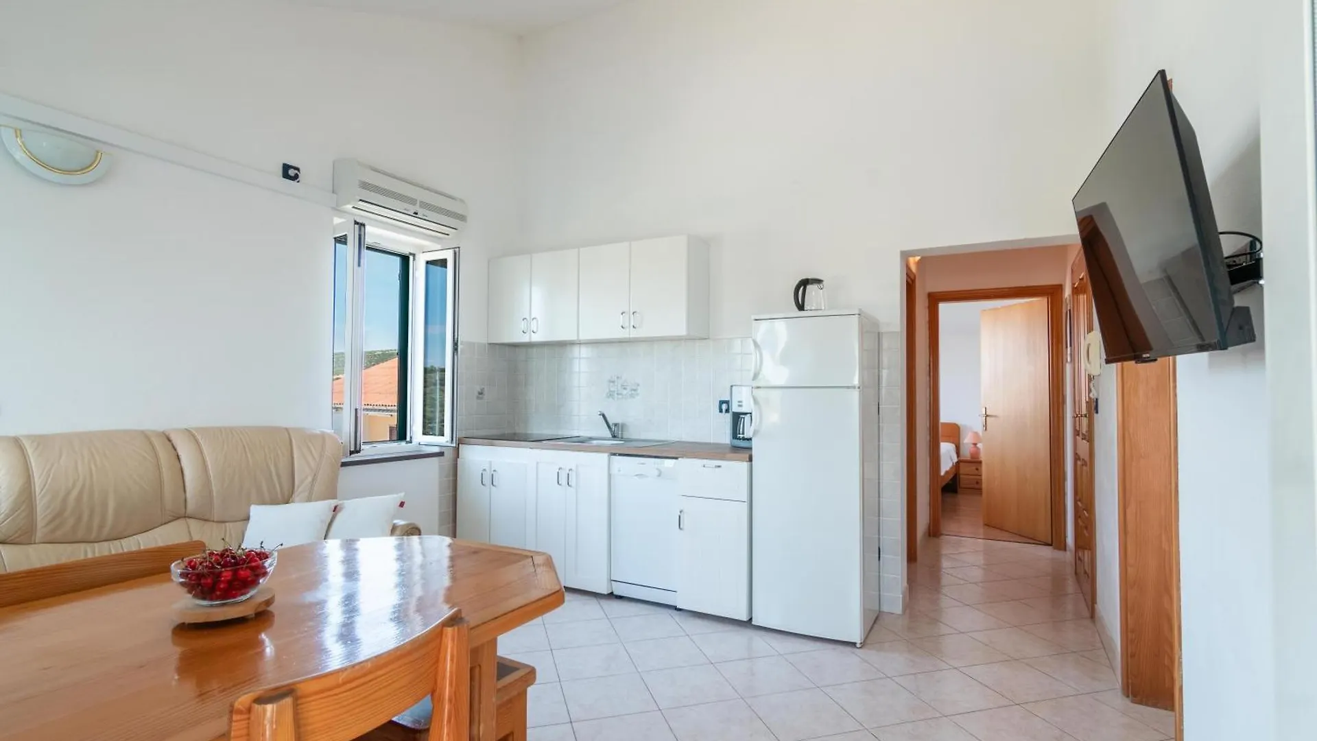 Beachfront Lovro Apartment Simuni Guest house