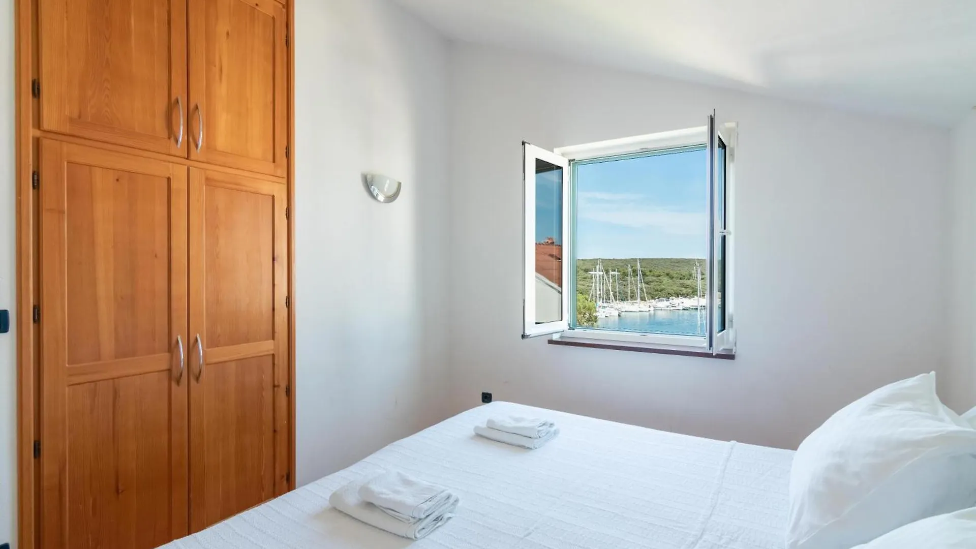 Beachfront Lovro Apartment Simuni 0*,