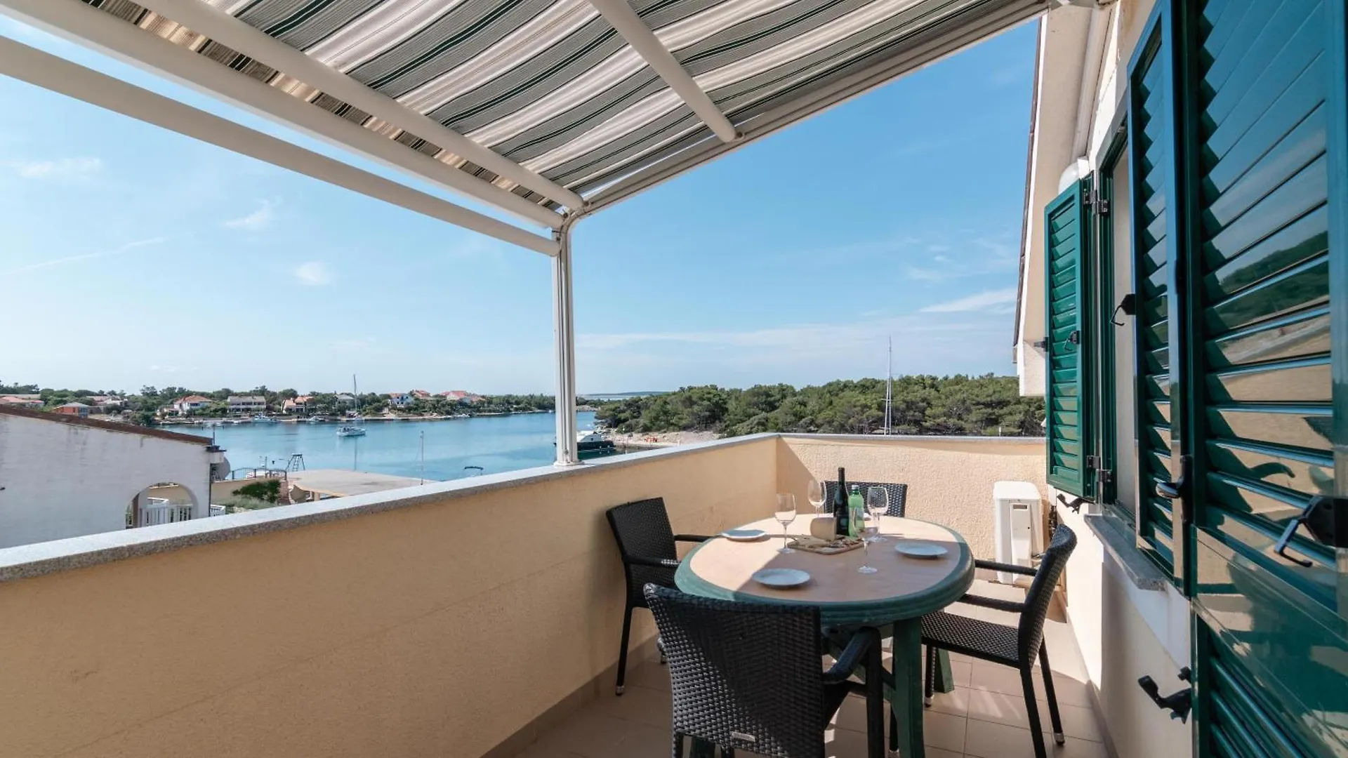 Beachfront Lovro Apartment Simuni 0*,  Croatia