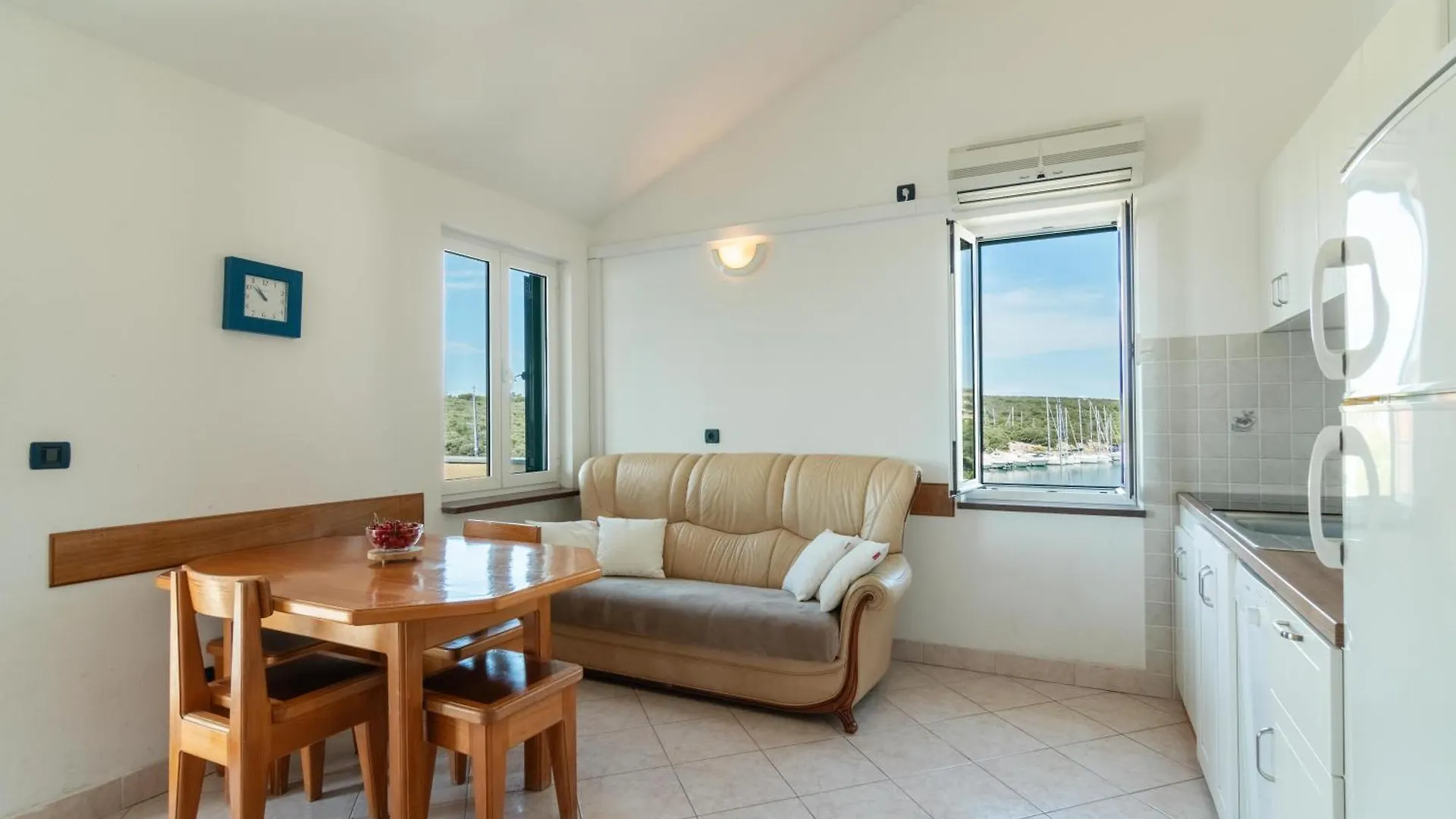 Beachfront Lovro Apartment Simuni 0*,