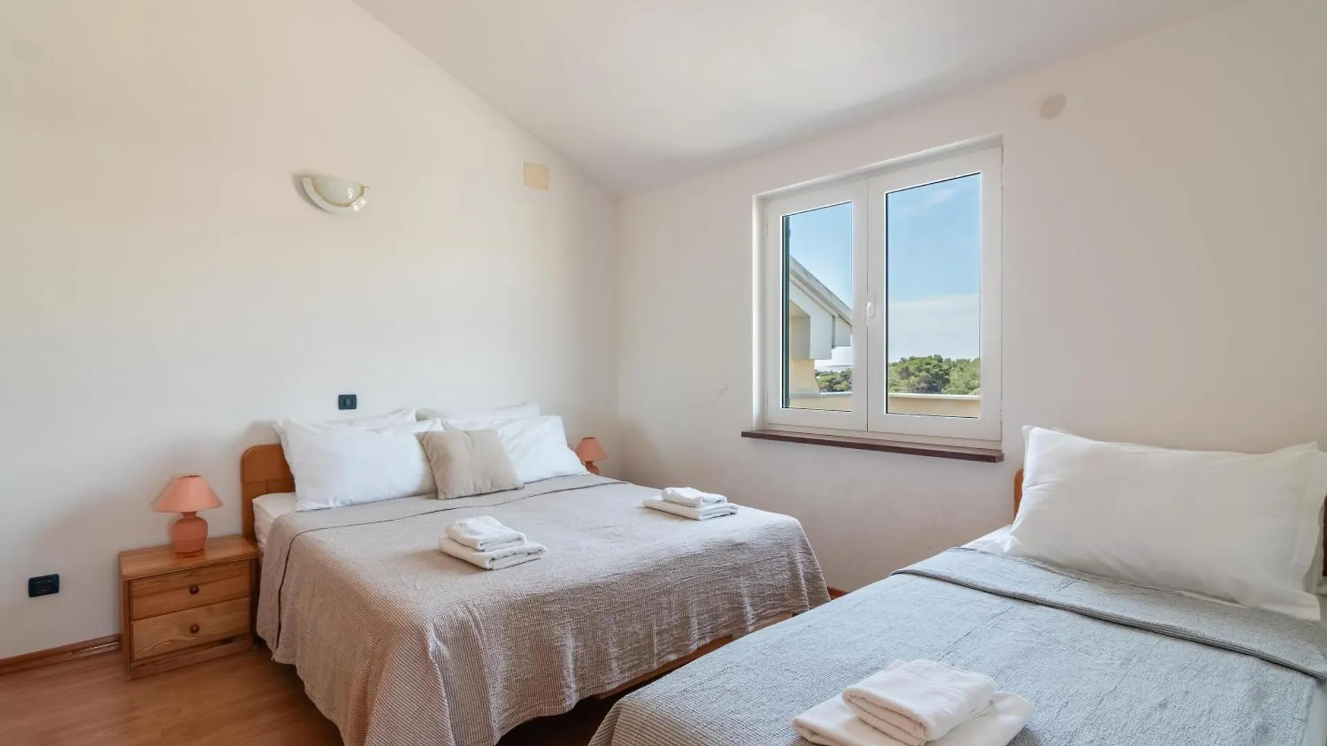 Guest house Beachfront Lovro Apartment Simuni