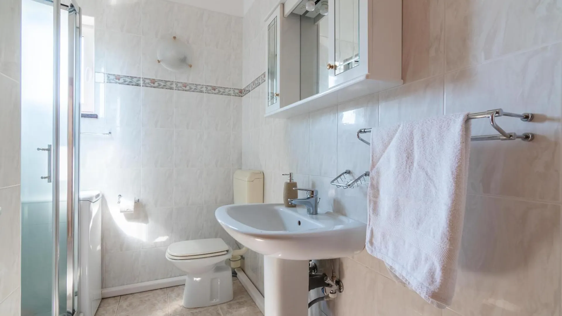 Guest house Beachfront Lovro Apartment Simuni