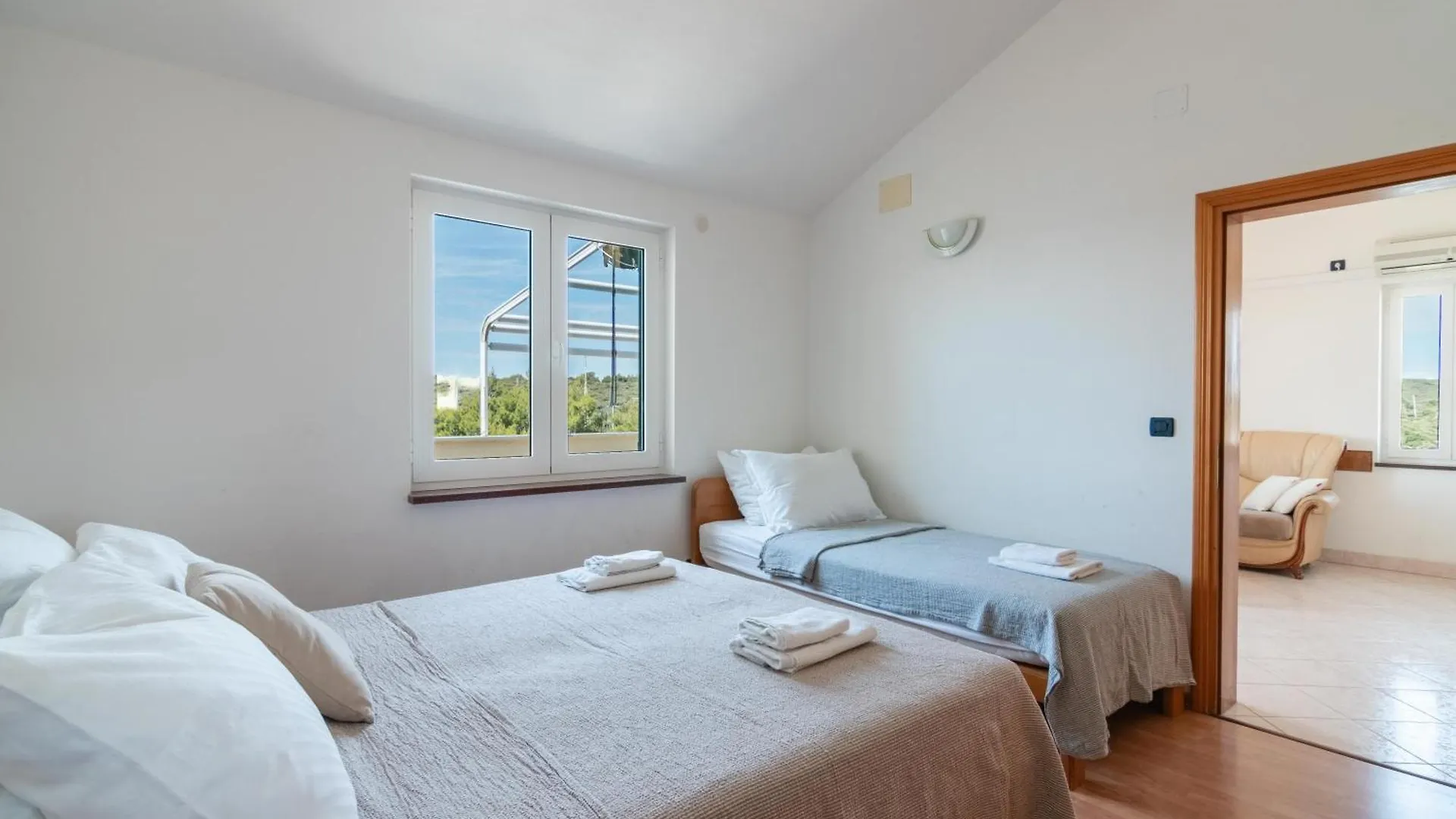 Pensión Beachfront Lovro Apartment Šimuni