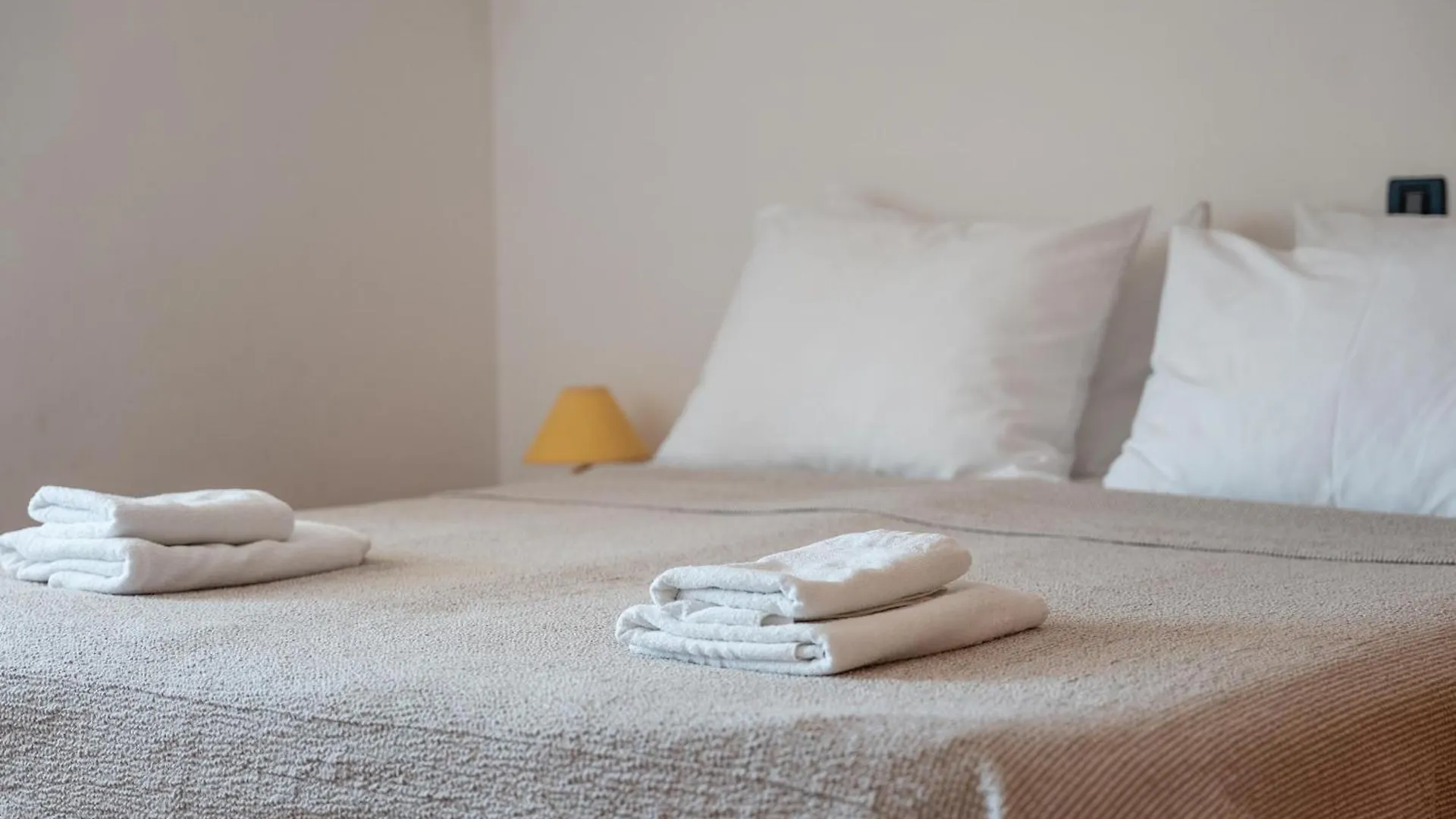 Guest house Beachfront Lovro Apartment Simuni