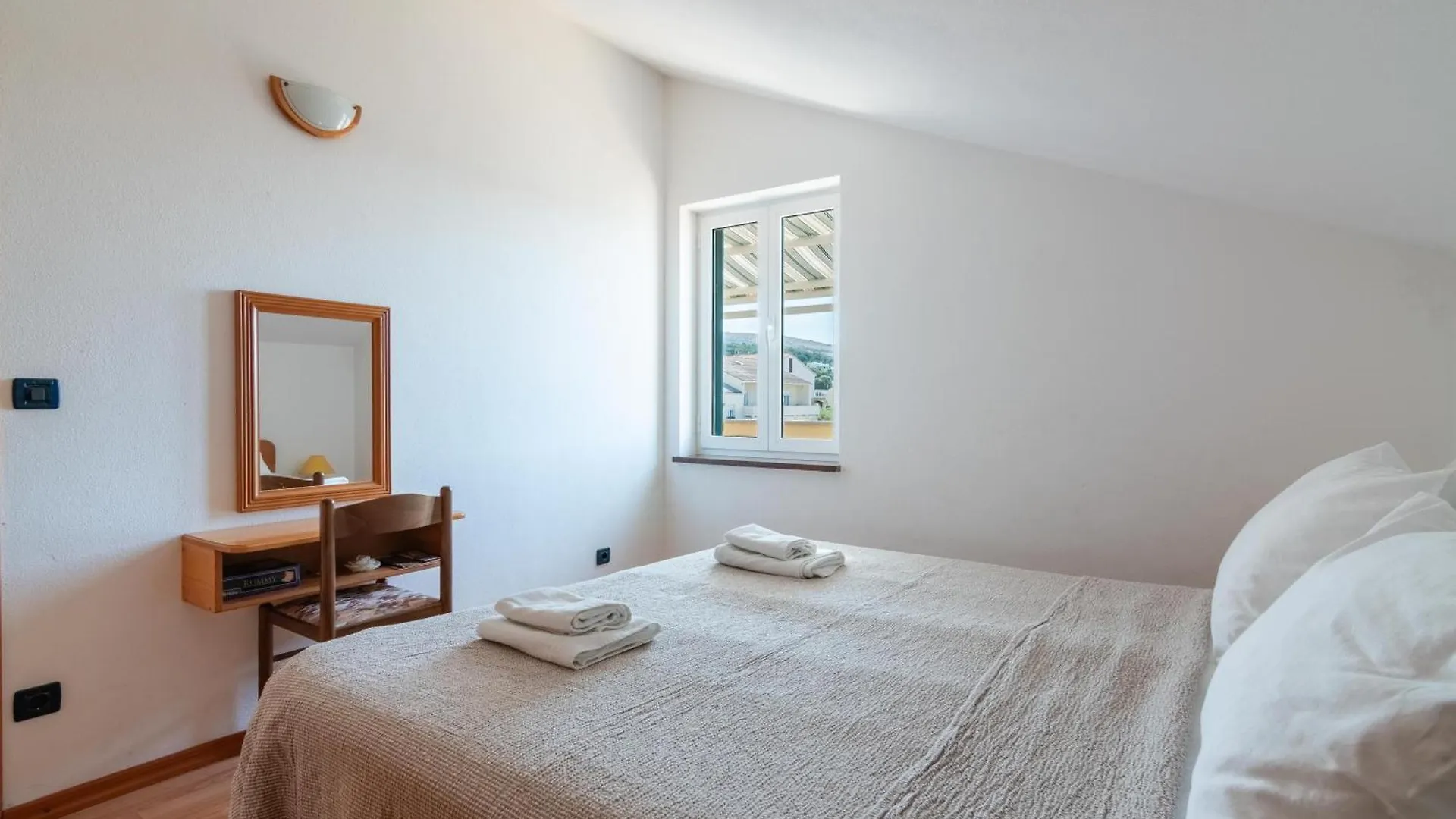 Beachfront Lovro Apartment Simuni Guest house