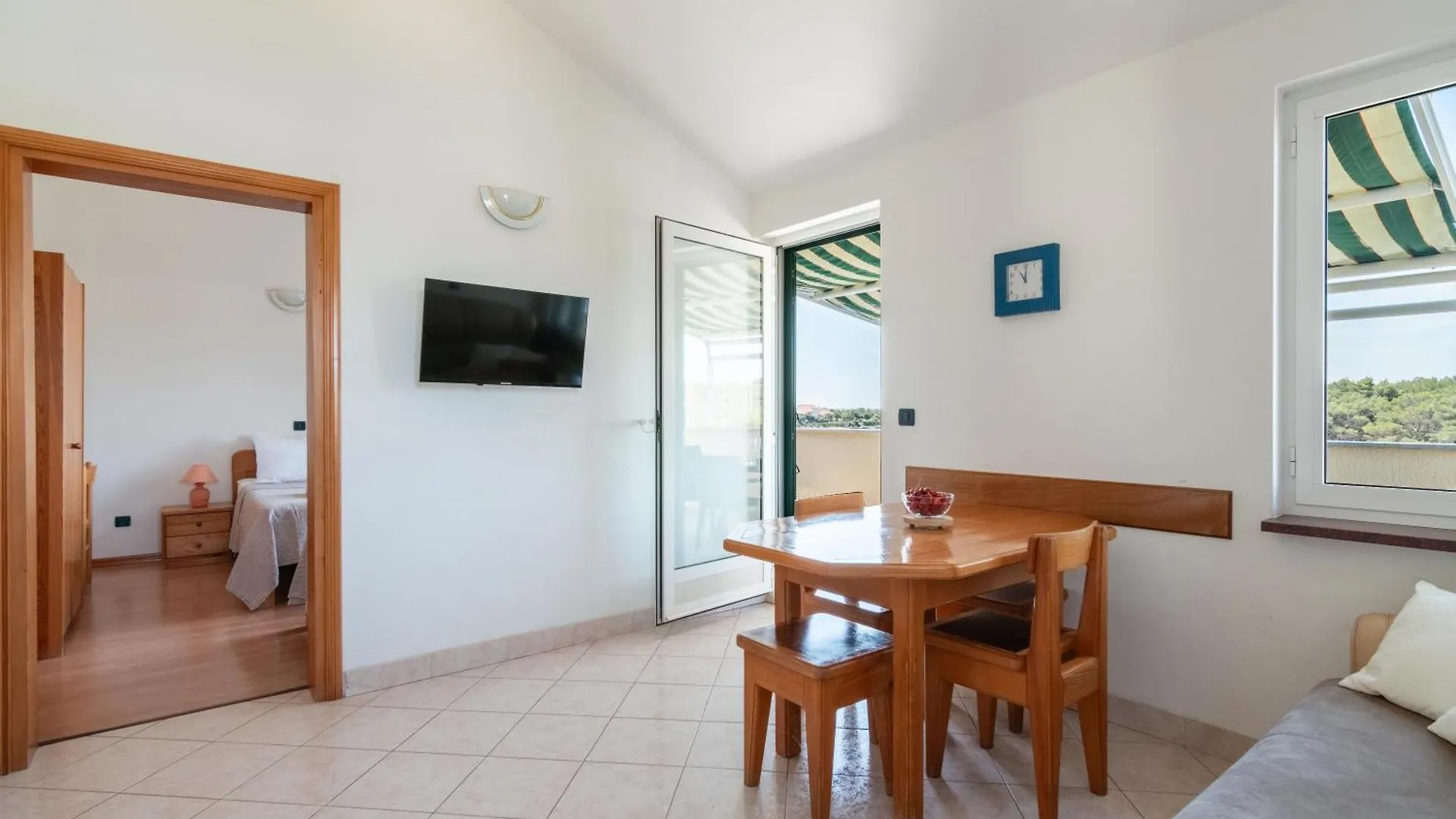 Guest house Beachfront Lovro Apartment Simuni