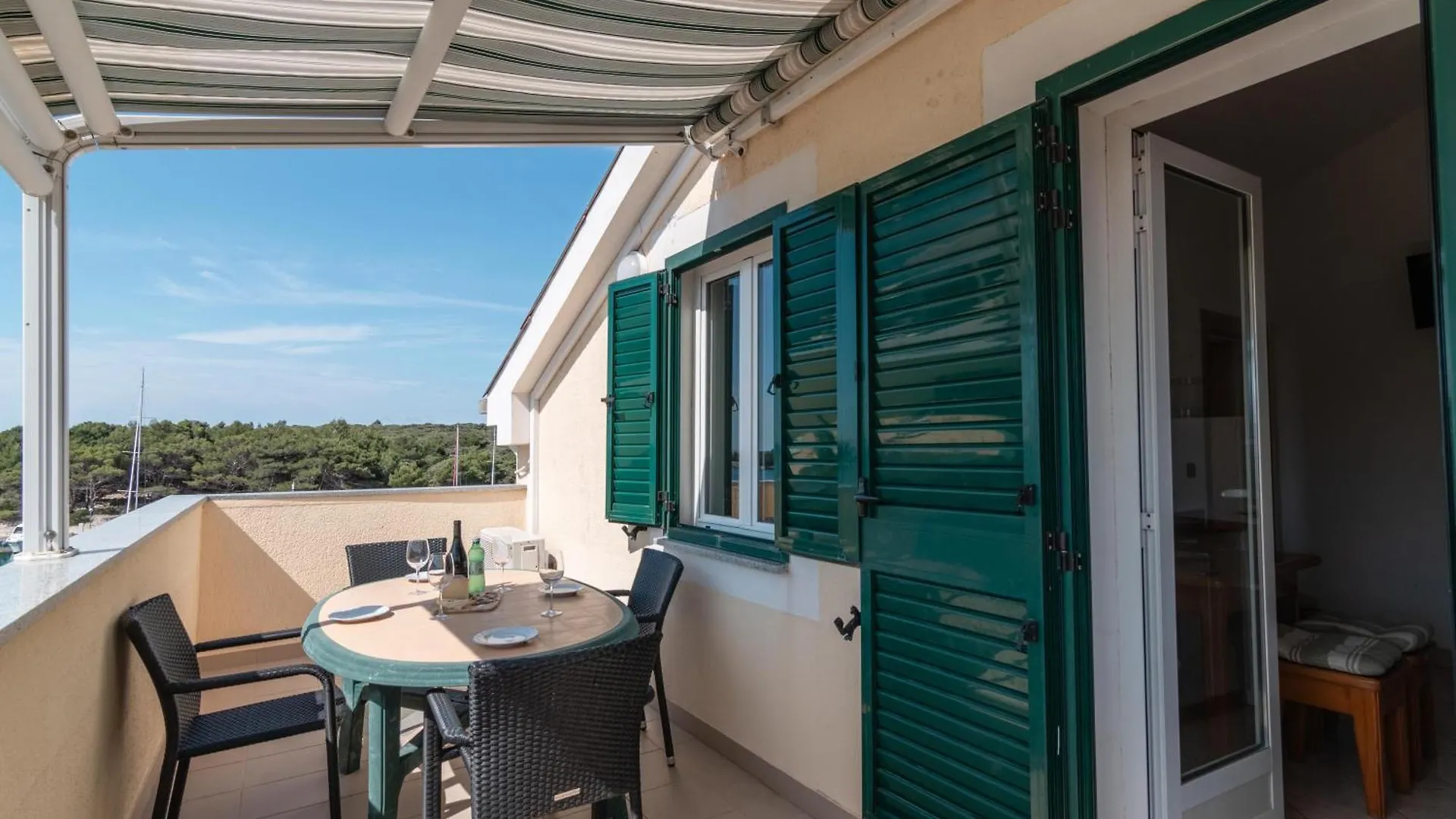 Beachfront Lovro Apartment Simuni Guest house