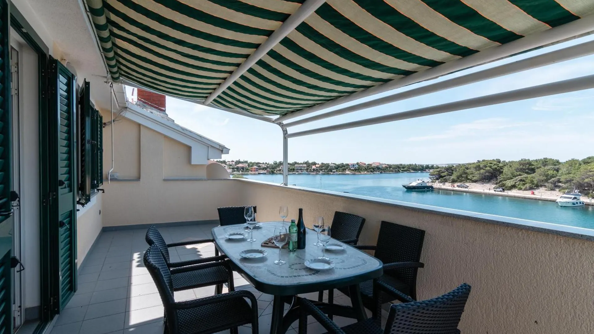 Beachfront Lovro Apartment Šimuni Croacia