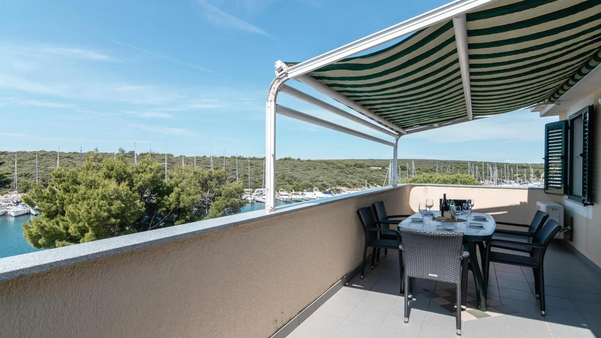 Beachfront Lovro Apartment Simuni