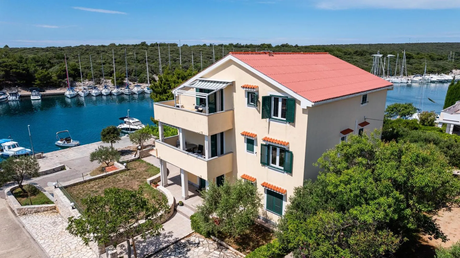 Beachfront Lovro Apartment Simuni Guest house