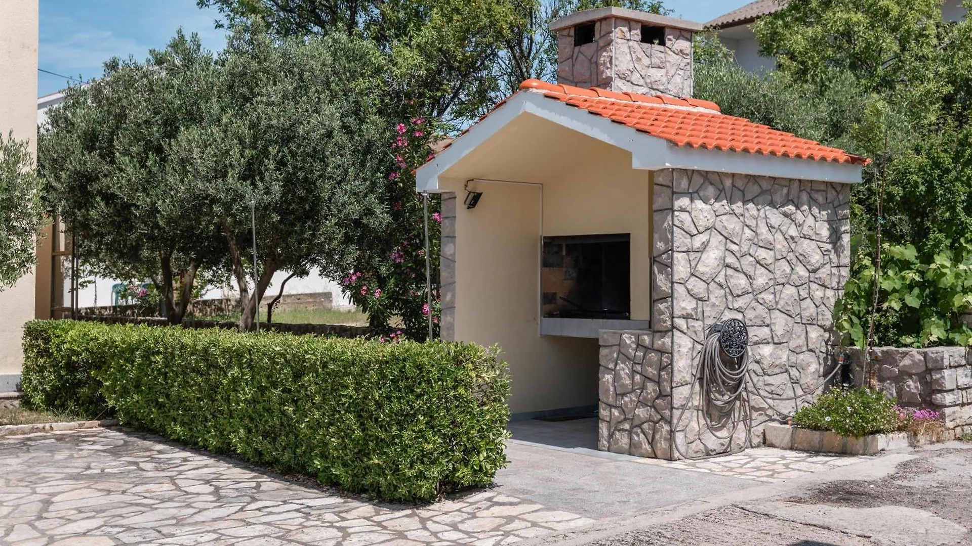 Beachfront Lovro Apartment Simuni Guest house