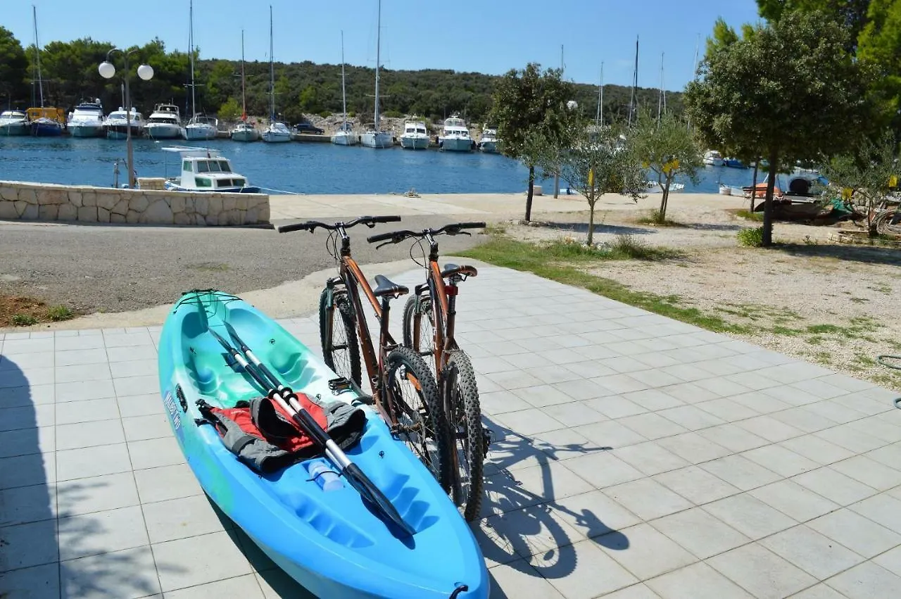 Beachfront Lovro Apartment Simuni Guest house