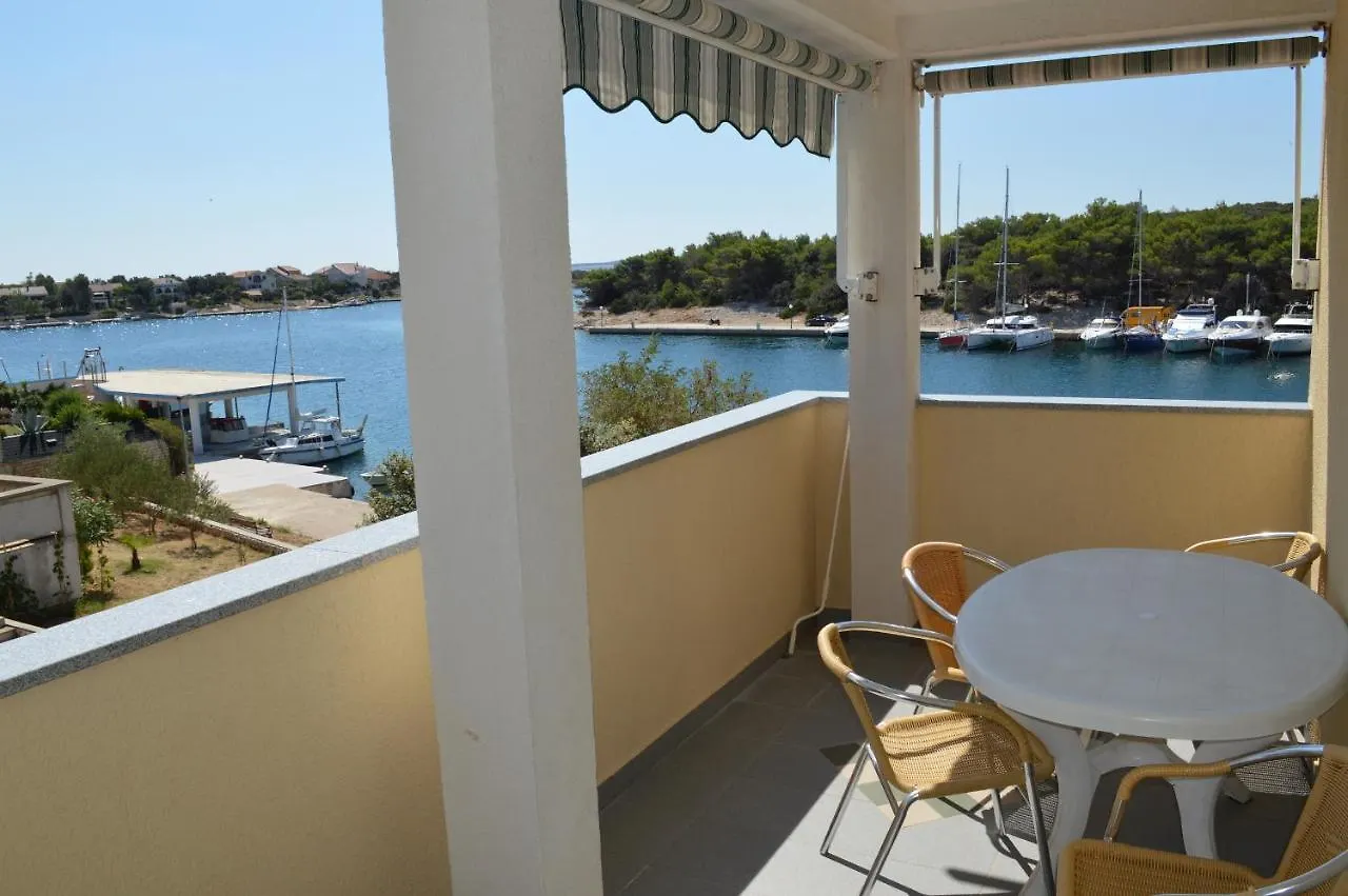 Penzion Beachfront Lovro Apartment Šimuni
